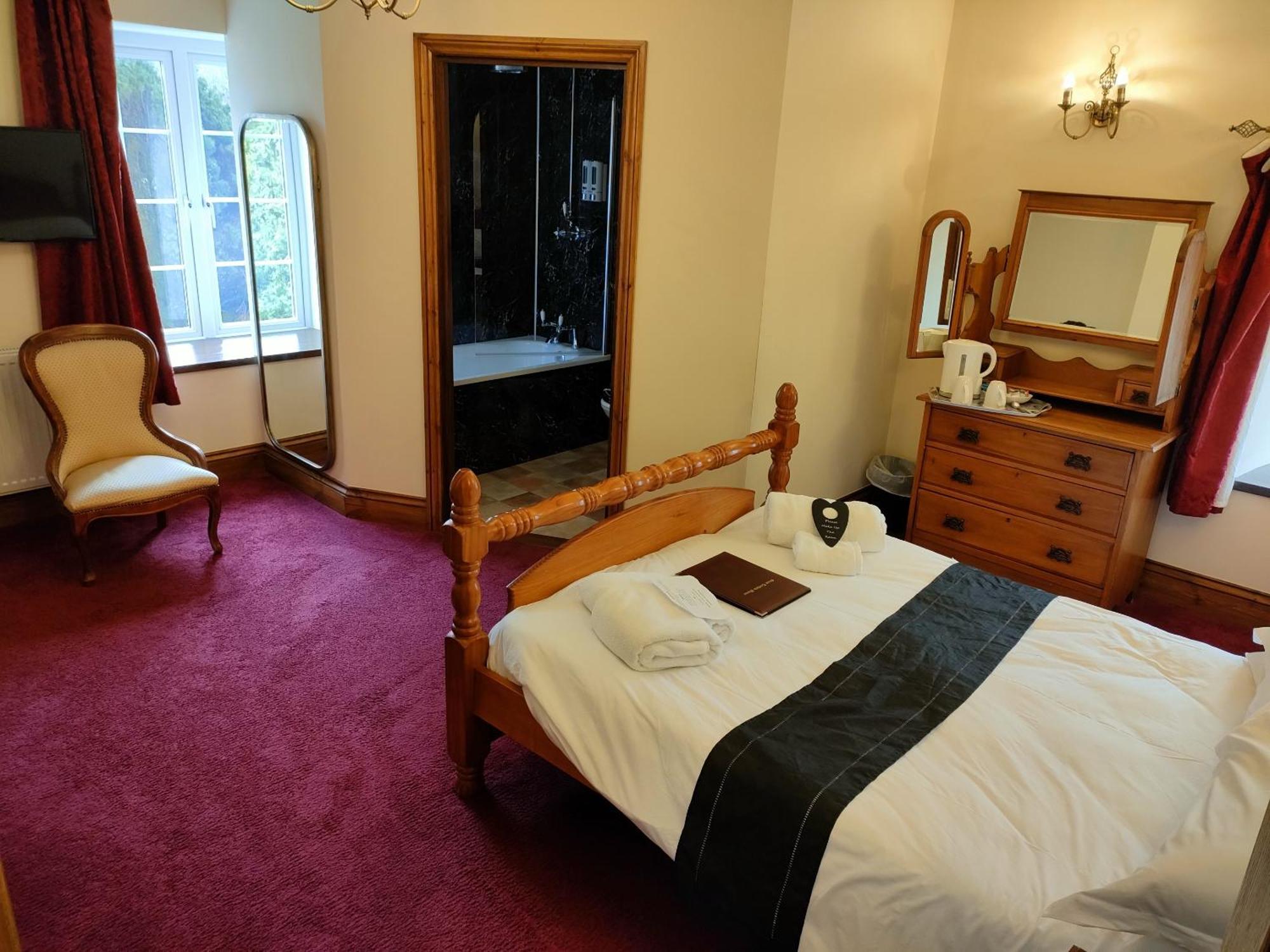 Great Trethew Manor Hotel & Self Catering Lodges Liskeard Room photo